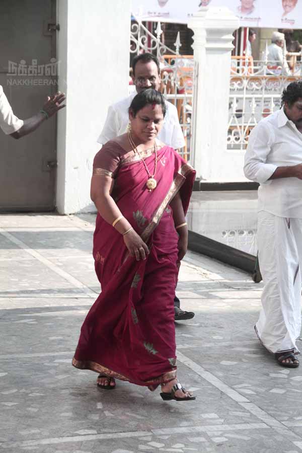 EPS consulting with AIADMK MLAs