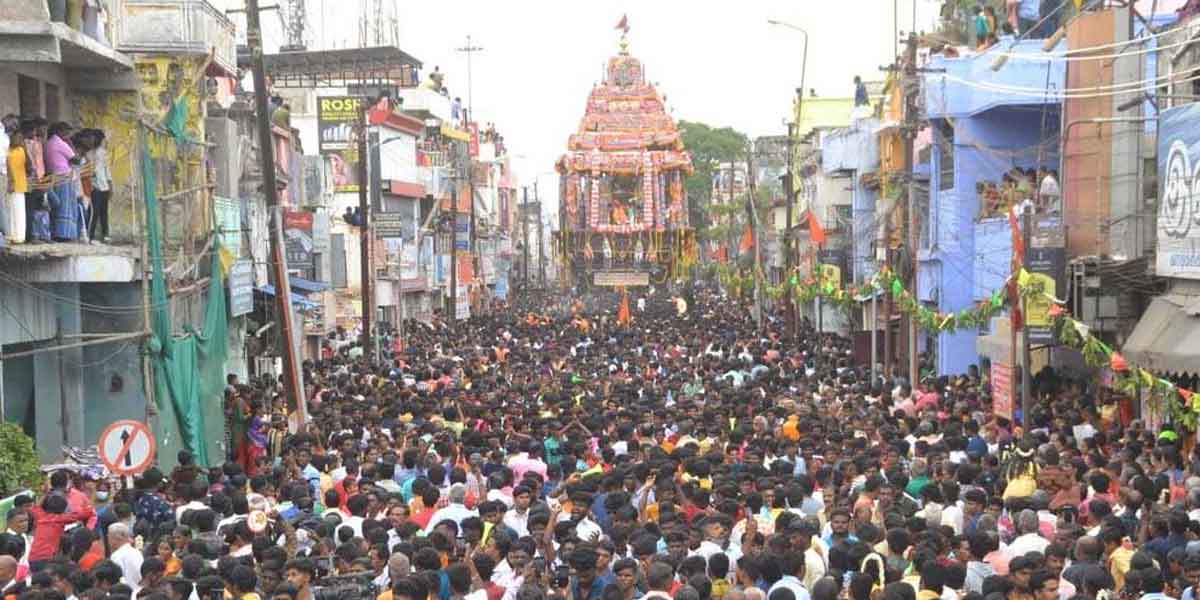 The Nellaiyapar Chariot floated in the flood of people