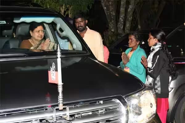 Sasikala's visit to Kodanad estate creates excitement