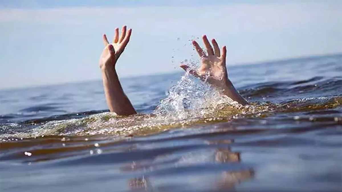 It is a pity that the school student drowned in the pond