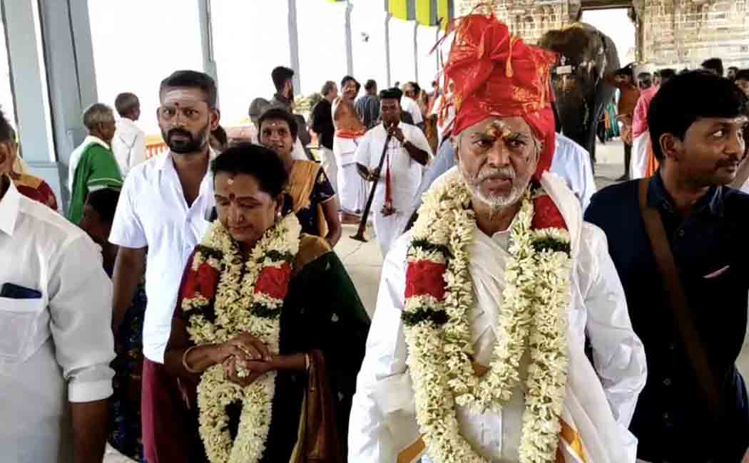 SA Chandrasekar visit Thirukadayur temple