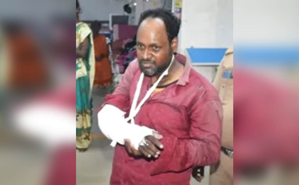 The man who stabbed the policemen was arrested with a broken arm