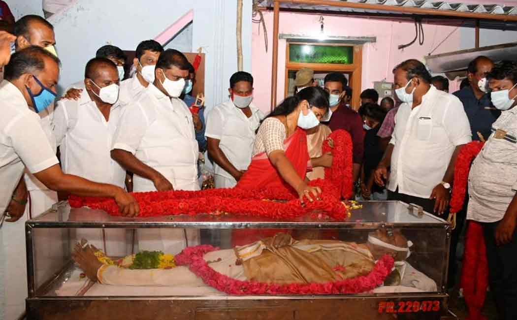 Kanimozhi MP pays tribute to Kira's body in Thoothukudi