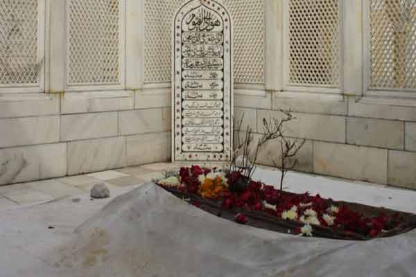 Riots erupt amid struggles by Hindutva organizations at Aurangzeb's tomb issue