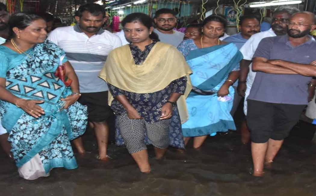 rain floods Young people rescued a woman stuck in an auto with a toddler