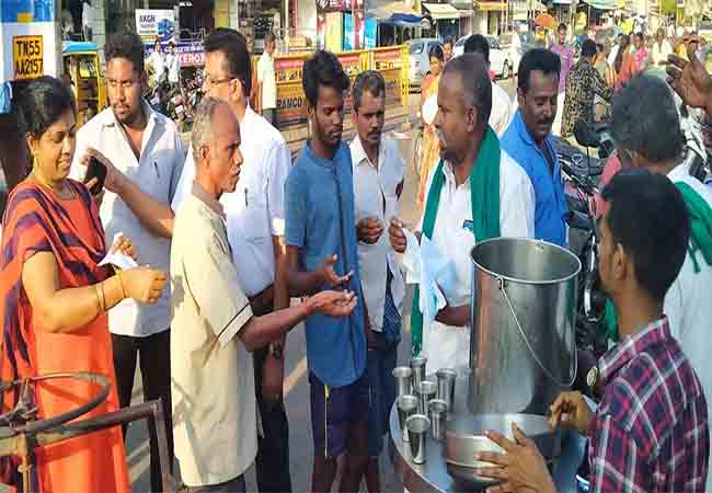 SOCIAL WORKER PROVIDE SOUP WITH PEOPLES