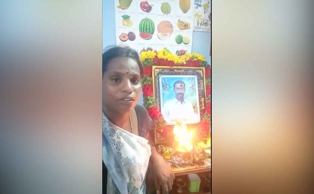 Wife screaming without knowing the cause of her husband's death at the end of one year