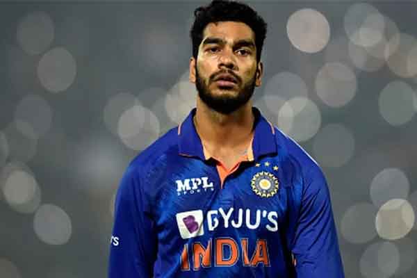 Venkatesh Iyer Played cricket in kanchipuram temple viral video