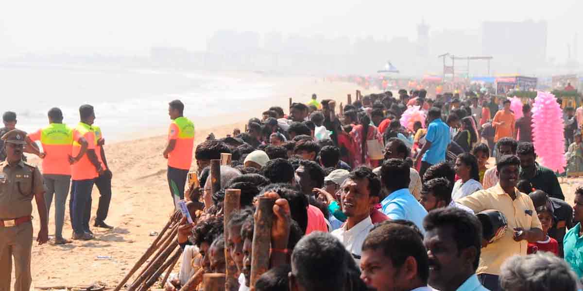 Crowds of people gathered at the pongal to see; Only allowed to admire the sea from a distance