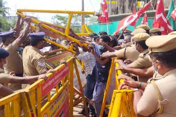 Farmers Struggle in front of the Collector's Office asking for relief!