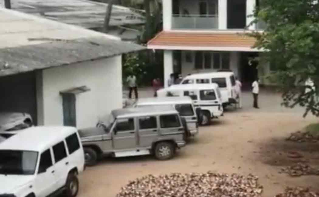 Police concentrated in front of Karur Vijayabaskar's house ..!