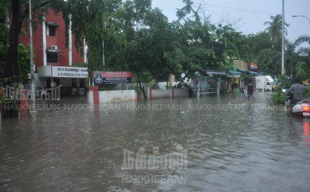 Heavy rain in Chennai; Rainwater on the roads! (pictures)