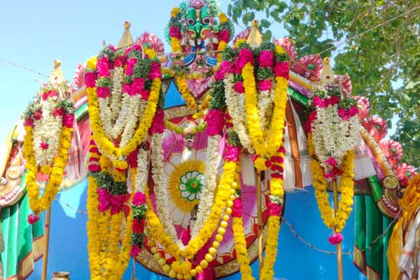 Muneeswarar the wish-fulfilling child; Devotees who put rice in the puja
