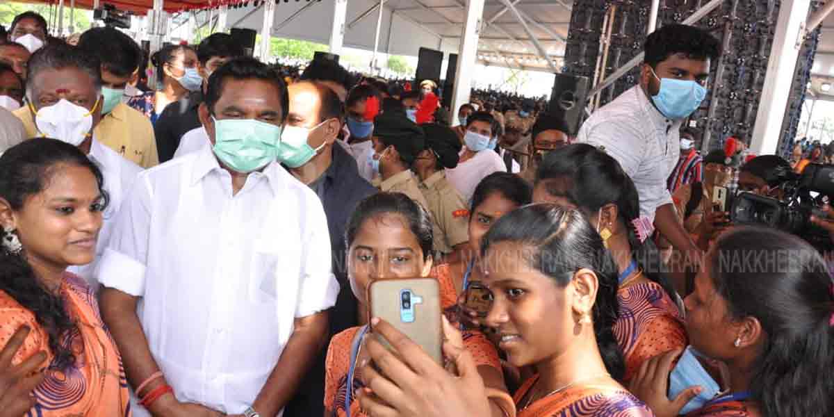 Students gather to take selfies with the Chief minister one! (Pictures)