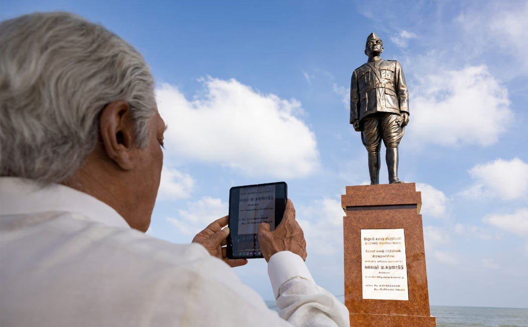 kamalhassan shared a photo with nethaji Statue unveiled by ex cm Kalaignar