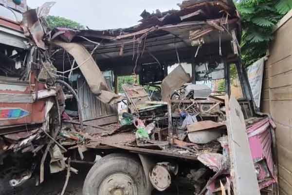 15 people seriously injured in high-speed lorry crash into government bus