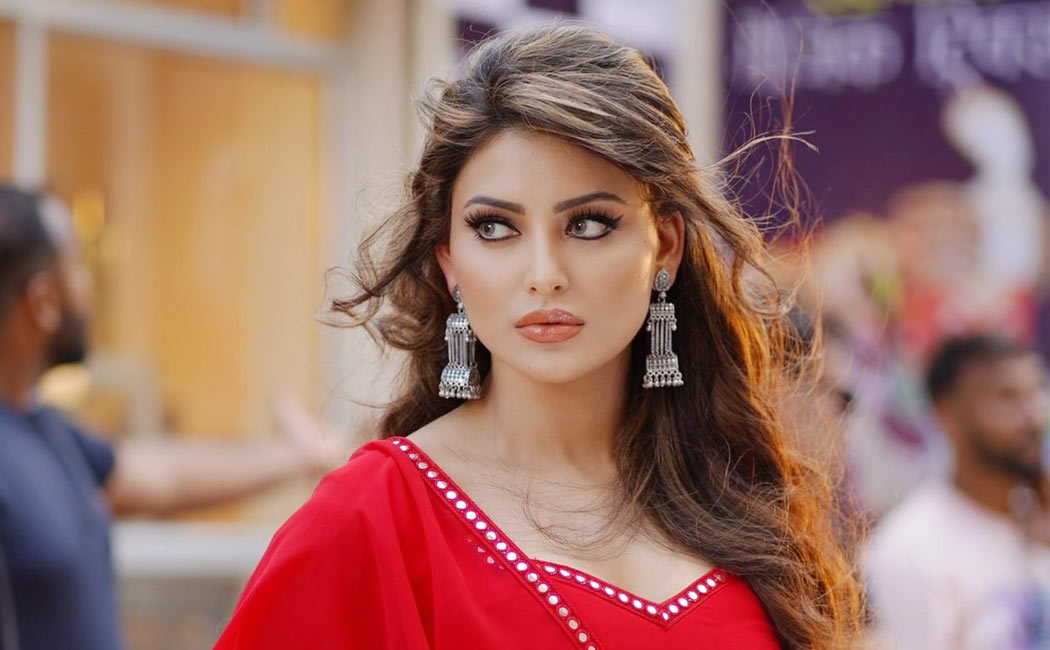 Urvashi Rautela loses 24 carat gold iPhone during India vs Pakistan match