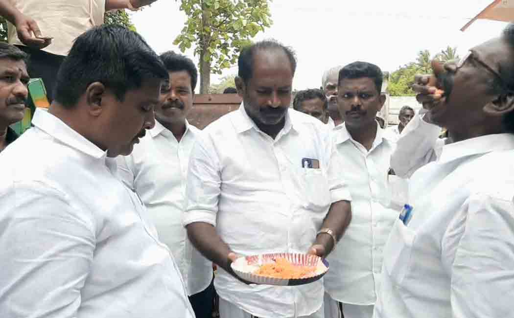 MLAs put an end to the rumours! Interesting in the flood affected camp!