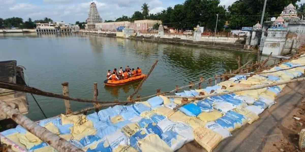 Walls are also prone to collapse due to heavy rain; Comment from the team that inspected the Thiruvarur Kamalalaya pond!