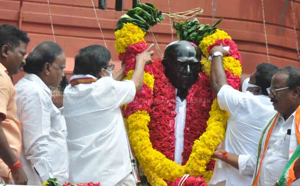 Minister respects Kamaraj statue!