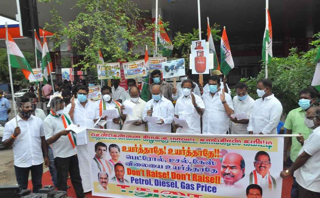Congress party volunteers struggle against petrol and diesel price hike