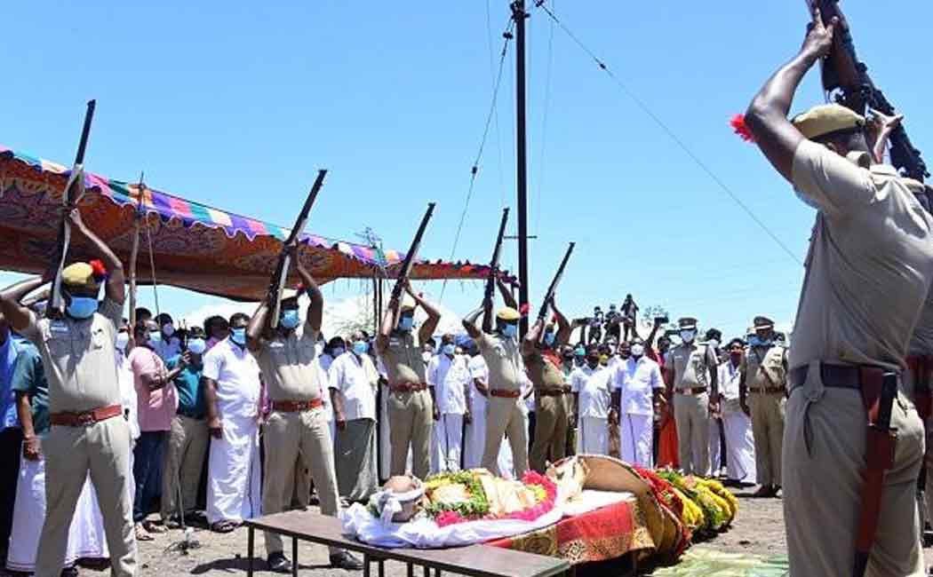 Kanimozhi MP Pays homage to Ki.Ra.