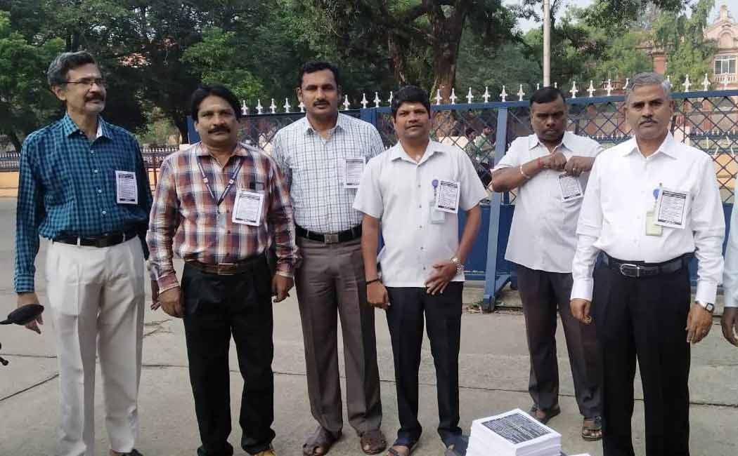 Annamalai University staff wore black card to emphasize 12-point demands.