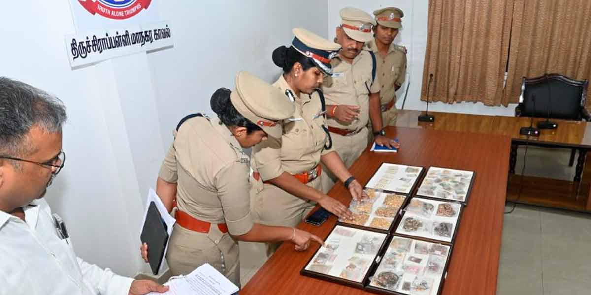 Robbery at jewelery shop owner's house; Police recovered the jewels