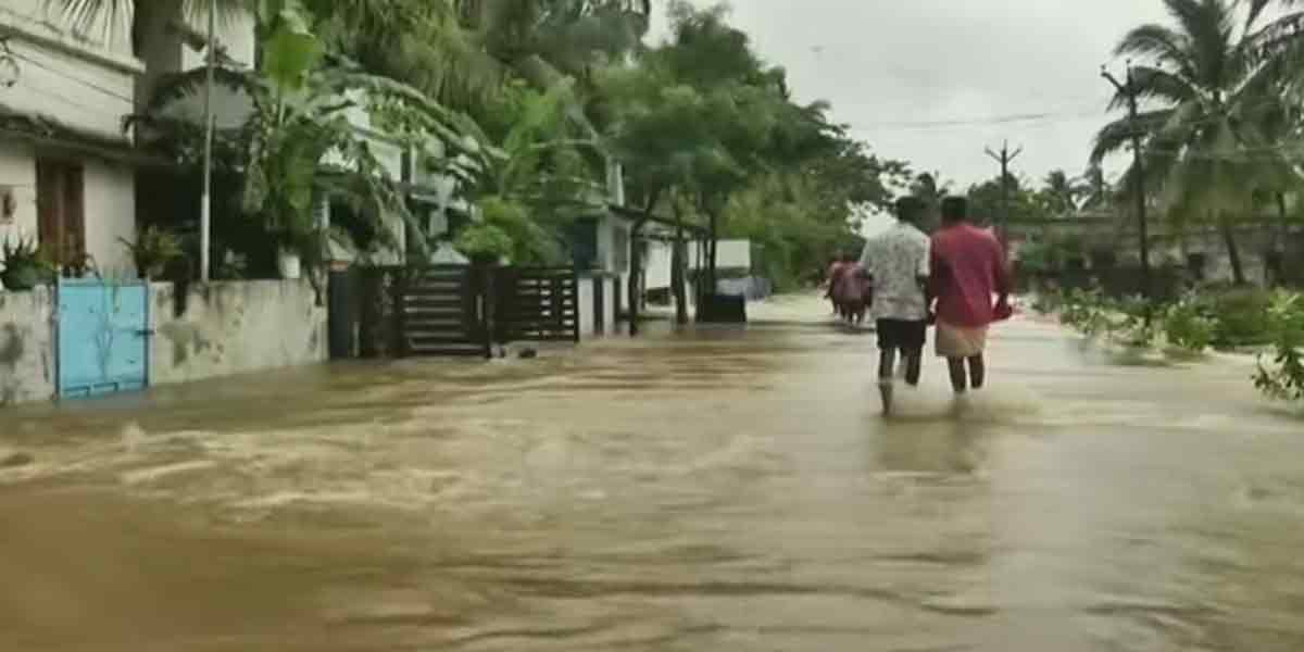 Kumari staggering in the flood ... 2 National Rescue Troops Quick!