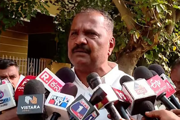 BJP leader caught in women incident complaints in karnataka