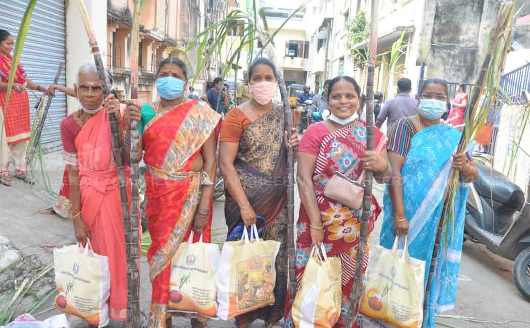 Crowds at ration shops: Pongal package distribution begins