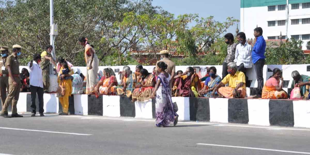 Welcome with art shows ... Modi signing from the car ... (Pictures)