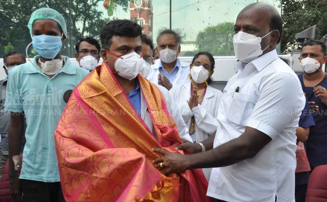 Minister who visited and greeted government doctors