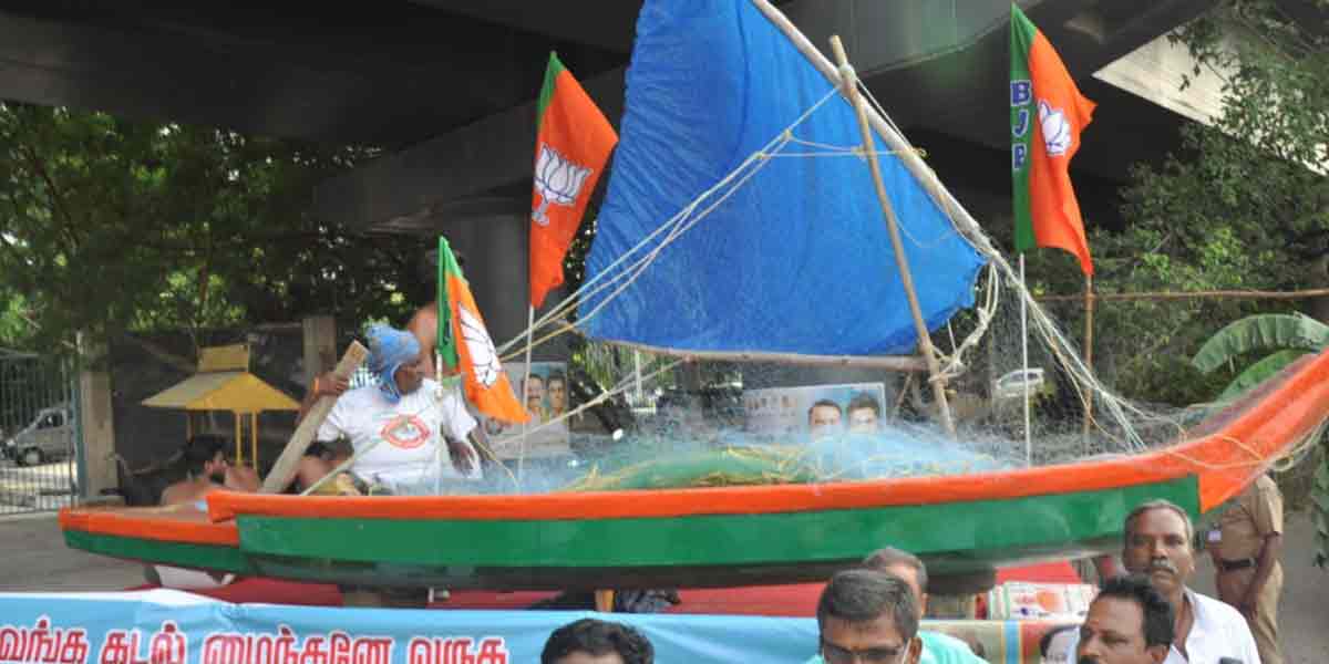 Welcome to Modi ... AIADMK flags that do not catch the eye!