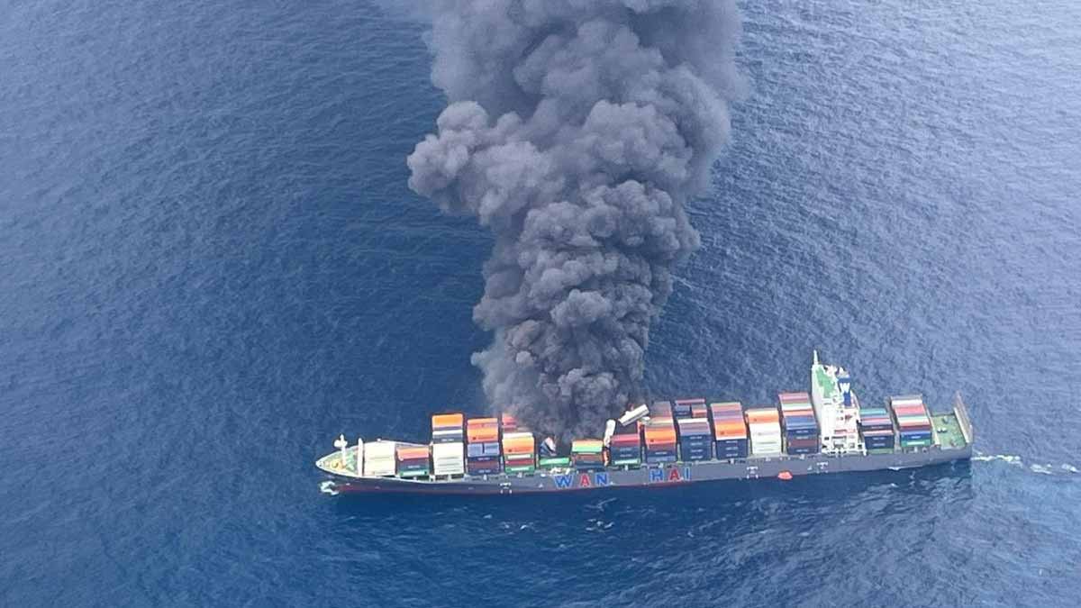 A shipwreck poses a risk of spilling a metric ton of oil into the sea