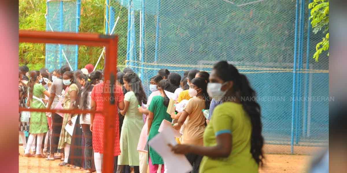 Students Preparing for NEET (Photos)