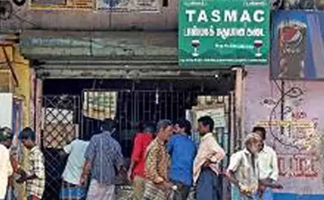 Vriddhachalam municipal officials seal 2 Tasmac shops not paying business tax