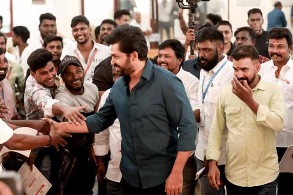 Fans who donated blood Actor Karthi who enjoyed hosting