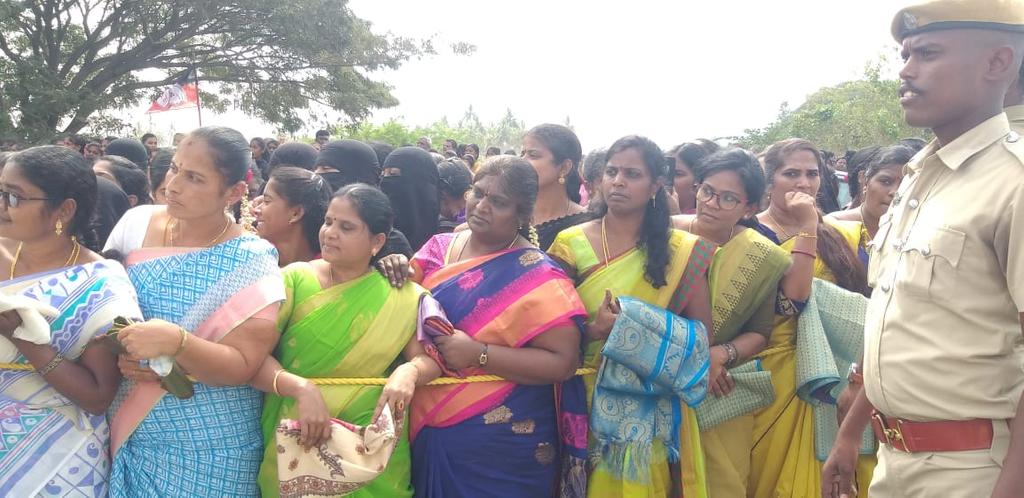 No crowd to welcome chief minister... Minister who ran to the college to raise the crowd