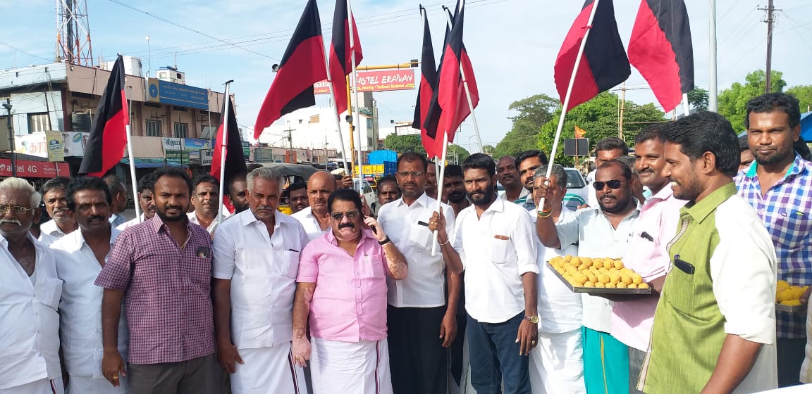 Youth team post for Udayanidhi ;Sweets to the public at Dindigul