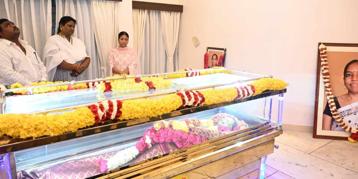 Celebrities Pay Tribute to Bhavadharini's Body (Photos)