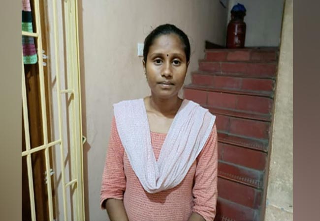 Wife involved in tarna in front of husband's house!