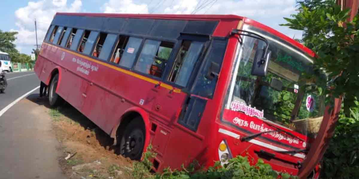 Government bus crashes into power tower ... Five injured