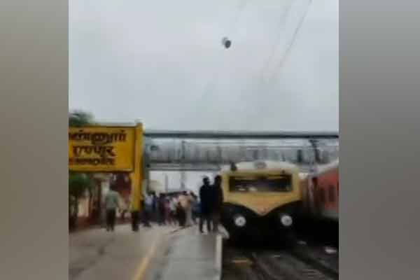 Train service affected between Chennai gummidipoondi Passenger distress