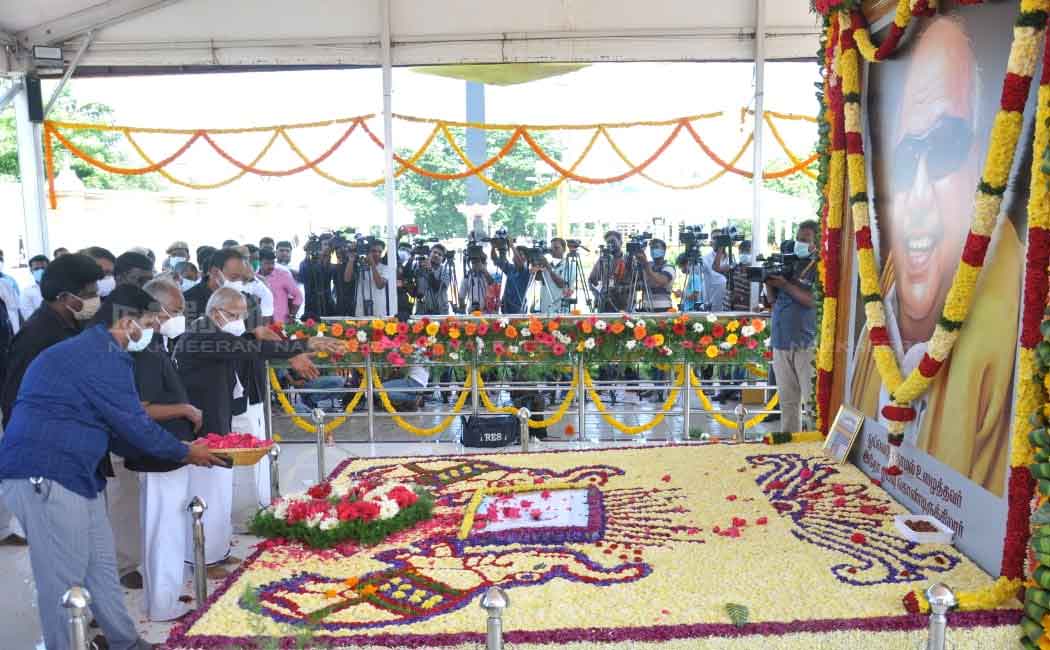 Leaders pay homage at Kalaignar memorial