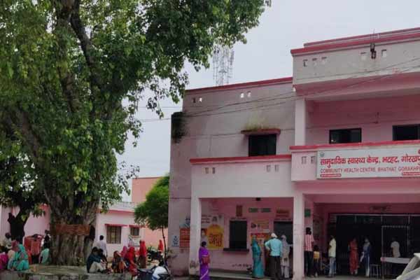 Women give birth in the light of a mobile phone at a health center