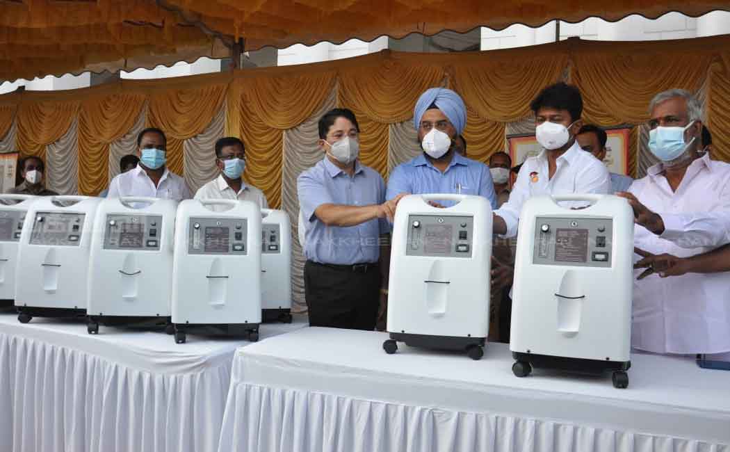 Kagandeep Singh Bedi hands over oxygen concentrators to legislators