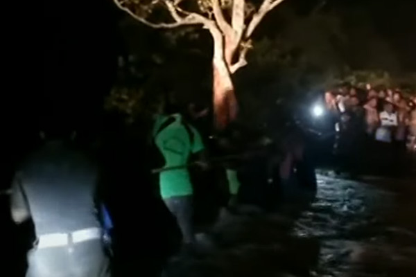 Flooded devotees in srivallipudur