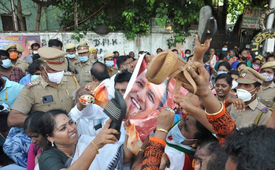 Priyanka arrested ..! Demonstration on behalf of Mahila Congress!