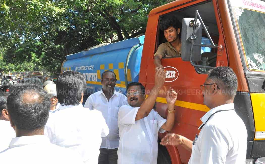 AIADMK party workers celebrate with sweets (Pictures)